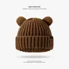 Gorro de Invierno para Maternidad 2025 Nuevo de Felpa con Protección para Orejas Tejido para Mujer Versión Coreana Lindo de Moda Versátil Adelgazante para la Cara Gorro Pequeño