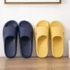 Novas Chinelos de Casa de Verão da Qidashun, Chinelos com Solado Macio para Casais, Homens e Mulheres, Chinelos Antiderrapantes para Casa e Banheiro com Sensação de Pisar nas Nuvens