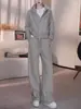 Conjunto deportivo casual estilo coreano para mujer, nueva colección otoño 2026, con una chaqueta gris de alta gama y pantalones de pierna ancha, un atuendo de dos piezas