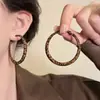 Brincos Geométricos Redondos com Estampa de Leopardo Europeus e Americanos para Mulheres, Design de Nicho, Pequenos Brincos que Valorizam o Rosto, Brincos Versáteis de Alto Padrão para Outono e Inverno