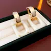 Pendientes Plateados de Aguja Geométricos en Forma de C, Pendientes Elegantes Retro de Alta Gama, Pendientes de Diseño de Nicho Modernos y Sencillos al por Mayor