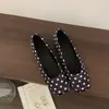 Primer Encuentro con los Zapatos de Salón Bajos de Cuña Blanca con Puntos Blancos Estilo Francés para Mujer, Modelo Nuevo para Principios de Primavera 2026, Punta Cuadrada Plateada