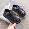 Sapatos pequenos de couro genuíno para meninos, estilo britânico, nova coleção primavera/outono 2026, sola macia, adequados para combinar com ternos, sapatos pretos infantis para meninas