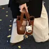 Bolso Cubo para Mujer, Estilo Coreano, Otoño e Invierno, Elegante y Casual, Bolso de Hombro de Gran Capacidad, Bolso de Axila de Gama Alta de Nicho 2025