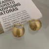 Brinco de Orelha Vintage Brincos de Metal Escovado Femininos Brincos de Bola Fosca Sentido Avançado Versátil Elegante Tarraxa de Orelha Design de Nicho