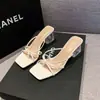 Sandálias de noite estilo francês, calçado de verão para uso externo para mulheres, nova coleção 2026, sandálias brancas de bico quadrado com salto grosso, perfeitas para combinar com vestidos