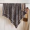 Bufanda de moda con estampado de leopardo tipo cachemira para mujer otoño e invierno cálida y fácil de combinar chal de doble uso bufanda cuadrada grande con flecos entrega de una pieza