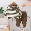 Traje de manga larga para niño primavera 2025, nuevo, ropa de primavera y otoño para niños, conjunto de dos piezas con solapa a rayas estilo occidental para bebé