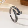 Anillo de Luz de Zirconia Incrustada en Oro Real Chapado en Cobre Transfronterizo Europeo y Americano Lujo Ligero Sensación de Alta Gama Anillo para el Dedo Joyería de Mano Versátil Fabricante Venta al por Mayor en Stock