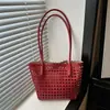 2026 Nova Bolsa Feminina Estilo Coreano Couro Macio Trançada Vazada Cesta de Frutas Moda Bolsa de Mão para Férias Bolsa Tote de Ombro