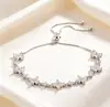 Pulseira de Trevo de Quatro Folhas Cravejada de Diamantes para Mulheres, Design de Flor em Zircônia de Luxo Leve, Joias de Design de Nicho Elegantes de Alta Qualidade para Atacado