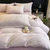 Conjunto de quatro peças em veludo de leite esculpido de qualidade classe A para mãe e bebê, capa de edredom de pelúcia espessa de inverno, lençol de cama de flanela coral, saia de cama 4