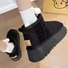 Botas de neve femininas com sola grossa, novo estilo inverno 2026, sapatos de algodão peludos e espessados, botas curtas quentes peludas, estilosas