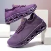 Populares zapatos cruzados para hombre de talla grande, nuevos zapatos transpirables de malla para caminar, ligeros, que aumentan la altura, de suela gruesa, amortiguadores, zapatos casuales