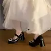 Zapatos Mary Jane con Hebilla Cuadrada de Pedrería 2025 Zapatos Nuevos Charol Francés Tacón Bajo Tacón Grueso Boca Escotada Zapatos de Piel Pequeños Zapatos de Mujer