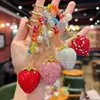 Llavero Creativo y de Moda con Bloques de Color y Cuentas, Totalmente Cubierto de Pedrería, Diseño de Fresa 3D, Lindo y Dulce, Accesorio de Alto Valor para Bolsos de Niñas