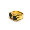 Diseño de nicho ins europeo y americano lujo ligero anillo de titanio y acero con gema en forma de corazón moda femenina corazón anillo de oro de 18 quilates al por mayor