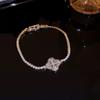 Pulsera de cuatro piezas con hebilla de circonio de hoja chapada en oro, moda, lujo ligero, elegante, de alta calidad, personalidad, pulsera de moda