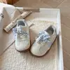 Zapatos Blancos Versátiles de Malla Transpirable Estilo Academia Casual para Niñas 2026 Primavera/Otoño Nuevos Zapatos de Entrenamiento Ligeros Alemanes Zapatos Deportivos