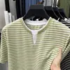 Nueva camiseta de manga corta de verano para hombre, casual y versátil, top a rayas de corte holgado para hombres jóvenes y de mediana edad, marca de moda