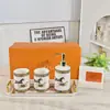 Venta Directa Transfronteriza Set de Artículos de Tocador para Baño Uso en Hotel y Hogar Taza para Enjuague Bucal de Porcelana Hueso Botella de Loción Portacepillos de Dientes Set de Bandeja