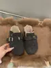 Zapatos peludos de suela gruesa, zapatos de algodón cálidos de felpa, slip-ons de punta cerrada para usar al aire libre, zapatos de invierno para mujer estilo Birkenstock de suela plana