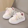 Zapatillas Deportivas para Niñas 2026 Estilo Primavera y Otoño, Suela Suave de Moda, Velcro Antideslizante, Zapatos Blancos Casuales para Niñas Pequeñas
