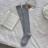 Meias 7/8 para mulheres, estilo outono e inverno, meias Maillard empilhadas, meias antiderrapantes de cano alto, brancas com bordas franzidas