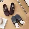 Sapatos femininos estilo Birkenstock, cinza, de lã, com bico redondo e solas super macias, confortáveis e leves para os pés, perfeitos para combinar com vestidos, sapatilhas e mocassins.