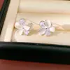 Aretes de Aguja Plateada con Flores de Mariposa de Circonita y Perlas Geométricas, Aretes Elegantes y Únicos para el Día a Día con un Toque de Lujo Ligero y Sensación de Alta Gama