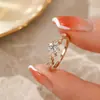Anel de moissanita de 1 quilate em ouro rosé, doce e elegante, para mulheres, simples, moderno e versátil, um acessório de luxo leve