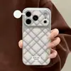 Estilo xadrez fresco adequado para capa de celular iPhone 17 janela grande 16promax 15 furos precisos 14 totalmente fechada dropshipping