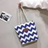 Bolsas 2025 Nova Bolsa Tote de Lona Grande Capacidade Estudante Bolsa Tote de Ombro Estampada Moda Transfronteiriça para Mulheres Bolsas