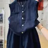 Conjunto de Moda Duas Peças de Algodão e Linho com Colete e Shorts, Estilo Leve e Maduro para Mulheres, Roupa de Verão com Efeito Texturizado Emagrecedor
