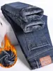 Calças jeans masculinas de outono e inverno, forradas com fleece, grossas, de corte slim, perna reta, com stretch, estilo 2008, modelo popular, calças jeans compridas