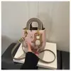 2026 Nuevo Modelo Bolso de Mujer para Comercio Exterior con Estampado de Oso Lindo, Bolso de Mano Cuadrado Pequeño, Bolso Cruzado de Hombro para Mujer Estilo Coreano
