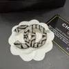 Nuevo y elegante broche de gota de aceite con diamantes completos, inspirado en Chanel, de alta gama, lujo ligero, estilo minimalista, accesorio para la ropa, moderno