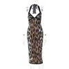 Moda Estilo Europeu e Americano Verão Novo Sexy Estampa de Leopardo Slim Fit Estilo Hot Girl Sem Mangas Gola Halter Vestido com Fenda para Mulheres