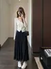 Elegante y romántico, este impresionante y moderno faldón de cintura alta presenta un efecto adelgazante y un acabado texturizado de gamuza.. Es una nueva colección de otoño 2026 para mujer.