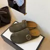 Nuevas sandalias de verano estilo Birkenstock de suela gruesa que aumentan la altura, diseño de chancla con tira entre los dedos, colección otoño 2026, estilo mule de punta cerrada para mujer