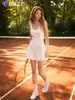 Vestido de tênis A-line branco da moda para mulheres, com alças largas, acinturado, costas bonitas e design de peça dupla falso. Mesmo estilo da marca