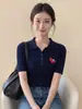 Top de punto con cuello camisero bordado estilo caricatura coreana para mujer, nuevo de verano 2026, ajuste slim, camiseta básica