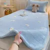 Cubrecama de tres piezas de doble cara de doble capa de gasa, terciopelo de leche, terciopelo de bebé, Clase A, protector de cama multifuncional para dormitorio de estudiante