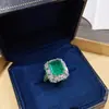 Colgante de Diamante Verde Retro Europeo y Americano Anillo Abierto Aretes de Alta Gama Incrustación de Lujo Traje de Esmeralda Sintética Cultivada