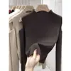 Camisa básica feminina de gola alta média para primavera e outono, com um design único e estiloso, adequada para usar em camadas sob um suéter, top de tricô afunilado e ombro a ombro