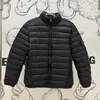 La colección de chaquetas de algodón transfronterizas ST presenta una insignia de brújula clásica en el brazo izquierdo, cierre de cremallera y un estilo casual funcional urbano americano