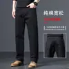 Pantalones de mezclilla de alta gama en color gris humo, pantalones rectos de corte holgado para hombre, colección otoño/invierno 2026, pantalones largos casuales para hombres de mediana edad, con forro polar
