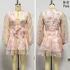 Vestido corto sexy y caliente con escote en V profundo y estampado, nuevo estilo transfronterizo con mangas abullonadas, cintura alta plisada y diseño de línea A con detalles de corbata.