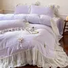 Juego de lujo de invierno estilo francés de cuatro piezas con delicado bordado, tela de terciopelo de leche, una funda nórdica de forro polar coral estilo princesa y una falda de cama cálida y engrosada