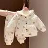 Conjunto de roupas de algodão quentes de inverno, espessado e forrado com fleece, para bebês e crianças pequenas, incluindo uma jaqueta de algodão com capuz e calças de algodão, uma roupa versátil para uso externo no inverno.